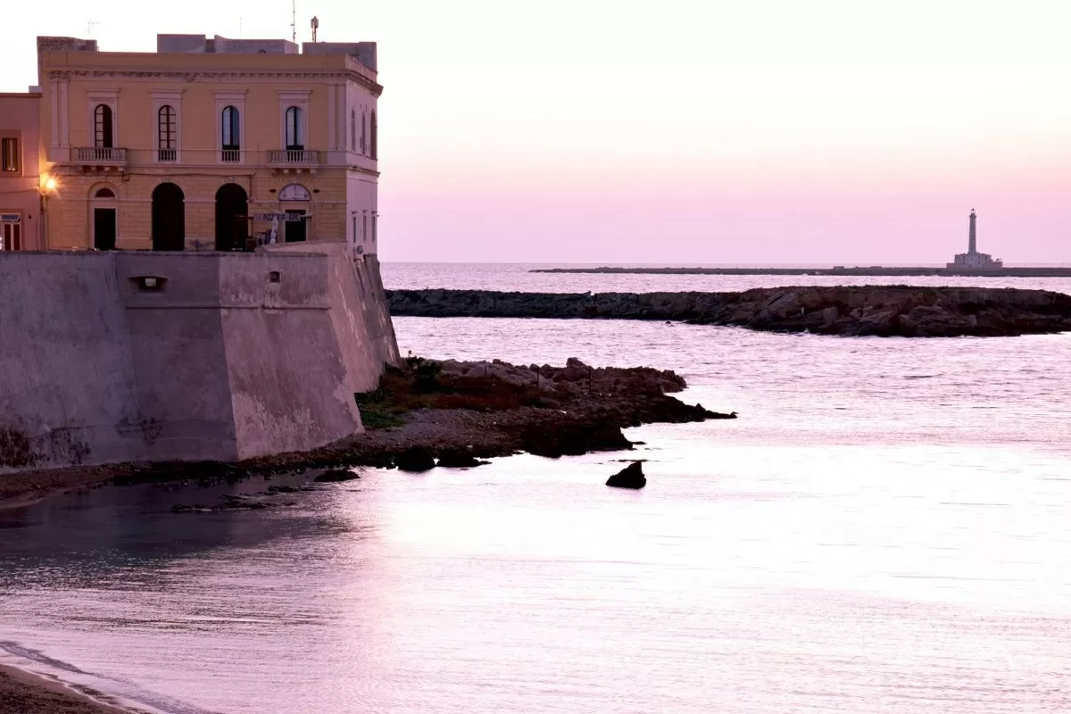 C’è una piccola isola nel mar del Salento completamente pianeggiante e alta poco più di tre metri sopra al livello del mare, parliamo dell’Isola di Sant’Andrea conosciuta anche come l’isola di Gallipoli.