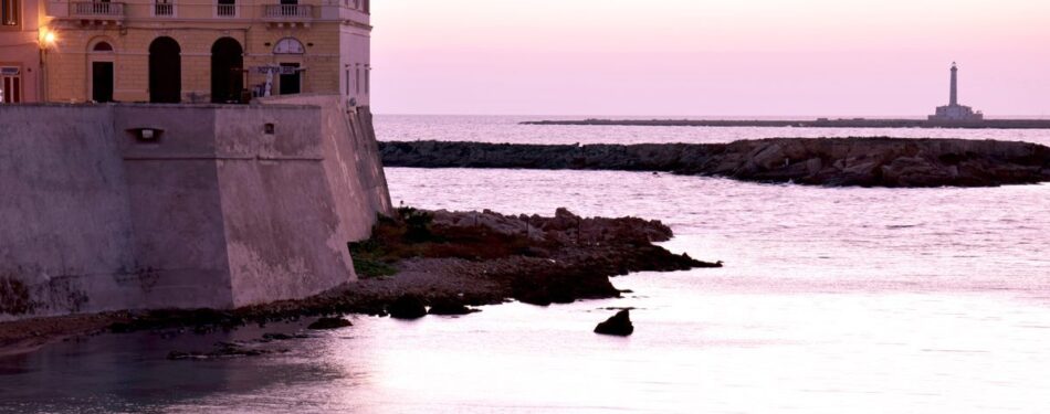 C’è una piccola isola nel mar del Salento completamente pianeggiante e alta poco più di tre metri sopra al livello del mare, parliamo dell’Isola di Sant’Andrea conosciuta anche come l’isola di Gallipoli.