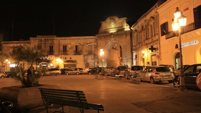 Mesagne notte piazza