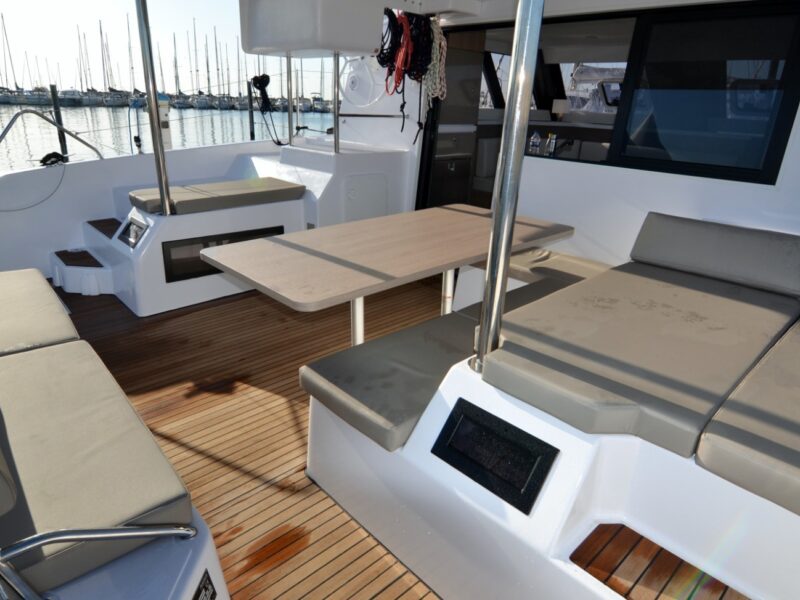 Poligano mare catamarano interni