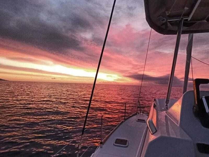 Poligano mare catamarano tramonto