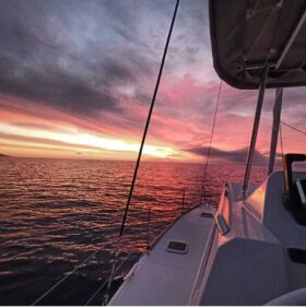 Poligano mare catamarano tramonto