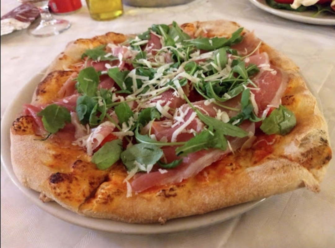 Pizza con grana crudo antica osteria erchie