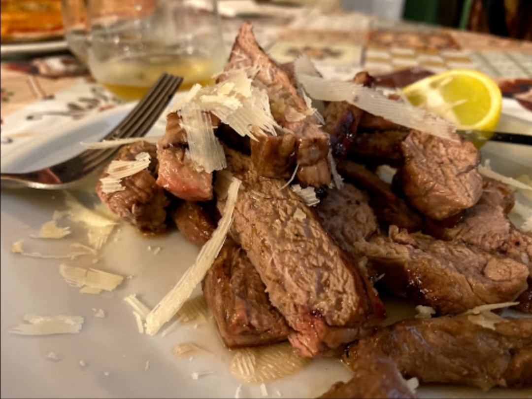 Tagliata di carne con grana antica osteria erchie salento